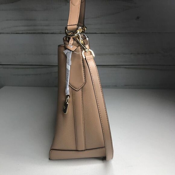 Michael Kors Hayes Bucket Shoulder NWT - Picture 2 of 8